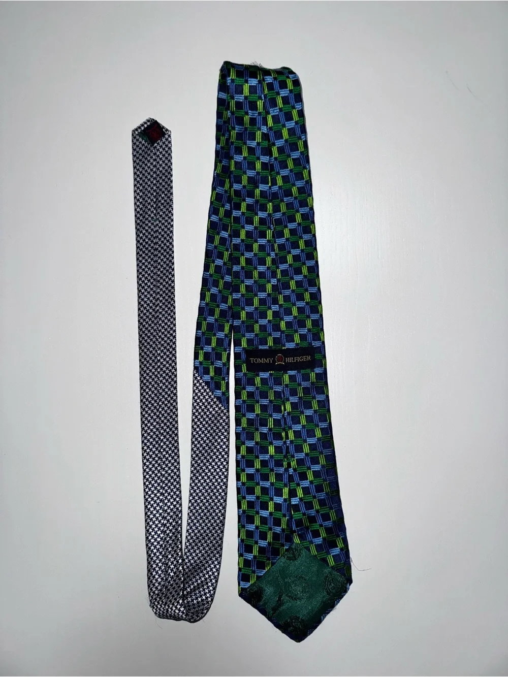 Tommy Hilfiger Men’s Woven 100% Silk Geometric Tie Blue Green Logo Accent